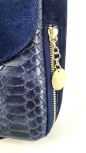 Dámska kožená crossbody kabelka tmavomodrá 0097