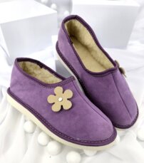 Dámske kožené zateplené papuče s ovčím rúnom fialové kvet