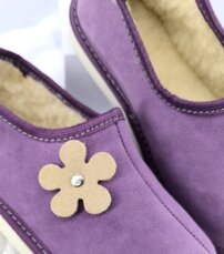 Dámske kožené zateplené papuče s ovčím rúnom fialové kvet