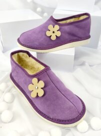 Dámske kožené zateplené papuče s ovčím rúnom fialové kvet