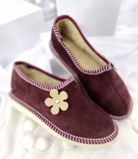Dámske kožené zateplené papuče s ovčím rúnom bordové kvet