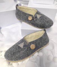 Dámske hrejivé papuče z ovčej vlny-gombík