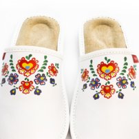 Ručne maľované papuče s farebným folklórnym vzorom